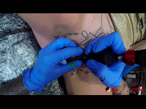 ❤️ Estremamente tatuato hottie Sully Savage ottenuto un tatuaggio sul suo clitoride Super sesso al it.dreamypassionjourney.ru ❌